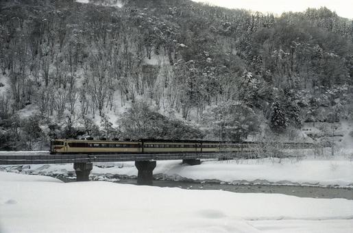 雪の大糸線を行くキハ181系 雪の大糸線を行くキハ181系の写真