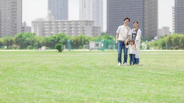 公園を散歩する親子 公園を散歩する親子の写真