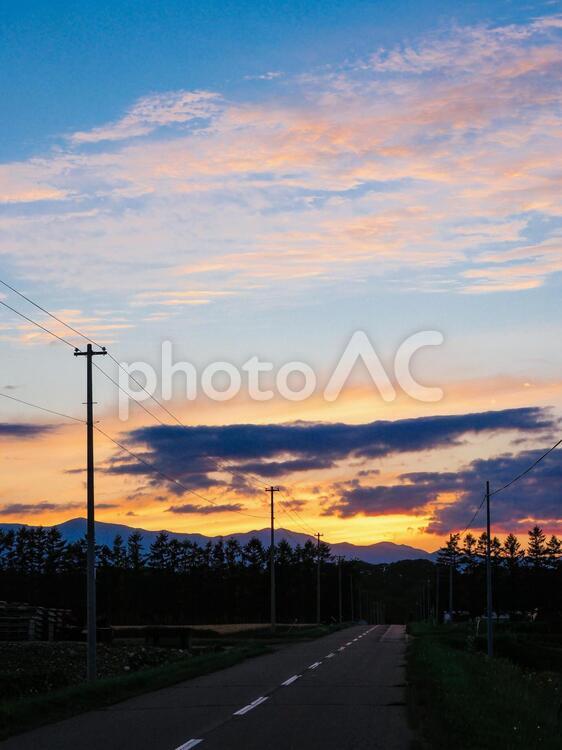 夕暮れの空 夕焼け,雲,オレンジ色の写真素材