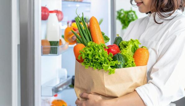 エコバッグから野菜を取り出し冷蔵庫へ エコバッグから野菜を取り出し冷蔵庫への写真