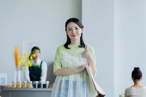 買い物をする若い女性 買い物をする若い女性 買い物,ショッピング,カフェの写真素材