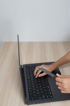 ノートPCでクレジットカード決済 クレジットカード,オンラインショッピング,決済の写真素材