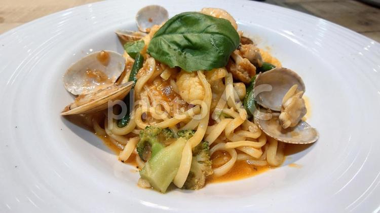 パスタ パスタ,バジル,あさりの写真素材