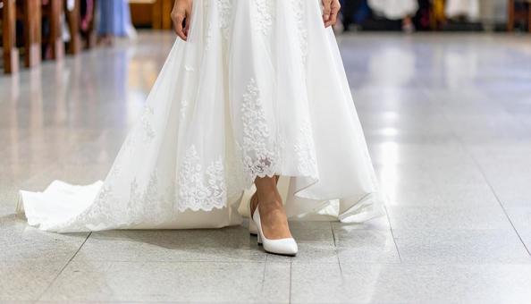 教会のバージンロードを歩く花嫁の足元 教会のバージンロードを歩く花嫁の足元の写真