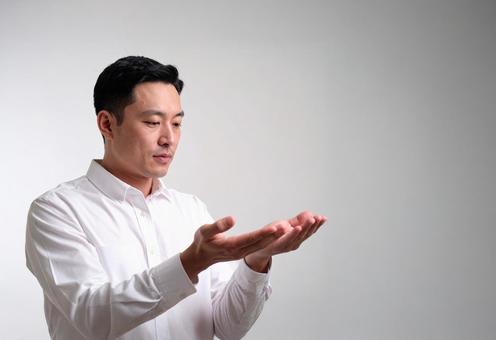 抜け毛の多さに悩んでいる男性 抜け毛の多さに悩んでいる男性の写真