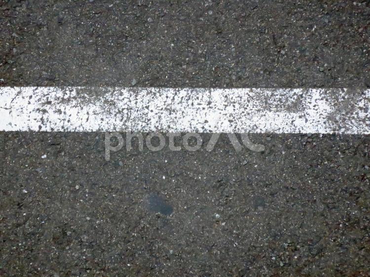 剥がれかかった道路の白線 道路,白線,剥がれの写真素材