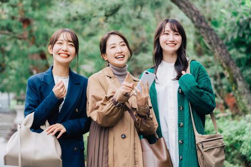 お出掛けをする女性3人組 女性,友達,3人の写真素材