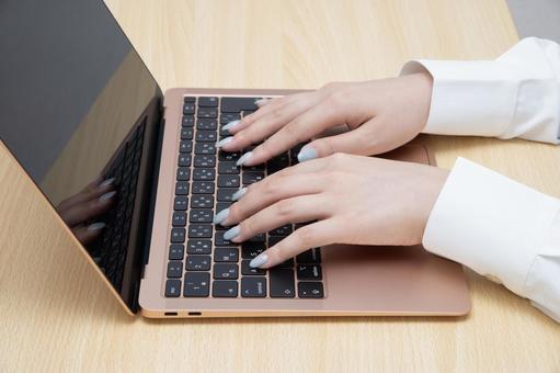 PC操作 パソコン,ノートパソコン,ビジネスの写真素材