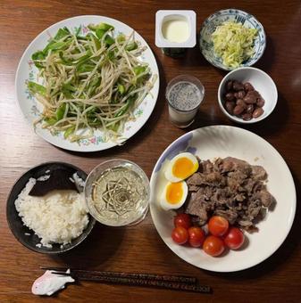 牛タンねぎ塩焼きにトマトと半熟卵等の夕食 牛タンねぎ塩焼きにトマトと半熟卵等の夕食 夕食,あきたこまち,昆布ご飯の写真素材