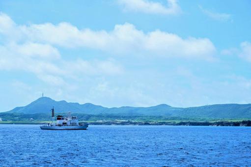沖縄・海上からみる与那国島 沖縄・海上からみる与那国島の写真