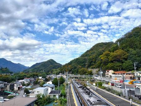 電車が走る風景 電車,山並み,青空の写真素材