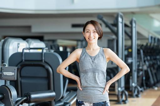 ジムでトレーニングするミドルの女性 ジム,フィットネス,トレーニングの写真素材