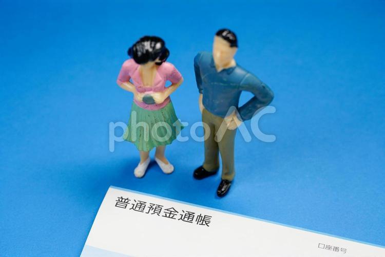 普通預金通帳と男女 通帳,普通預金,普通預金通帳の写真素材