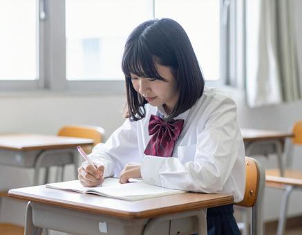 教室で勉強する女子生徒のイメージ 教室で勉強する女子生徒のイメージの写真