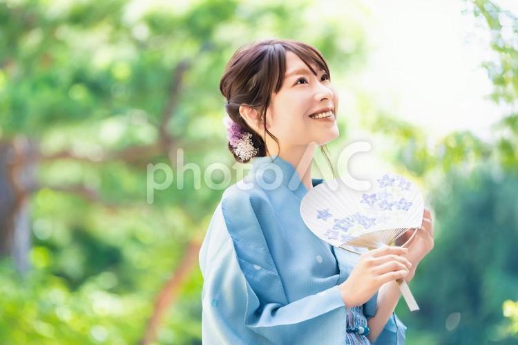 日本の夏・うちわを持つ浴衣姿の女性 女性,浴衣,夏の写真素材