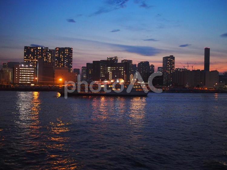 東京湾から見た夜景と船 夜景,ライトアップ,道路の写真素材