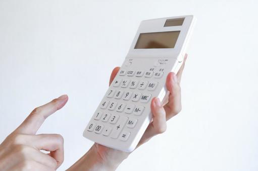 計算機を使う手元 ビジネスイメージ 計算機を使う手元 ビジネスイメージ 計算機,電卓,計算の写真素材