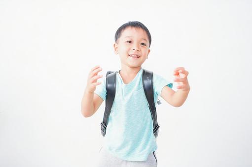 ランドセルを背負った男の子 ランドセルを背負った男の子の写真