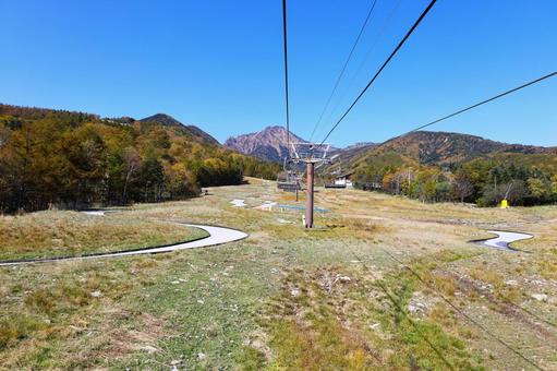 リフトに乗って八ヶ岳の主峰赤岳を臨む リフトに乗って八ヶ岳の主峰赤岳を臨む 八ヶ岳,赤岳,主峰の写真素材