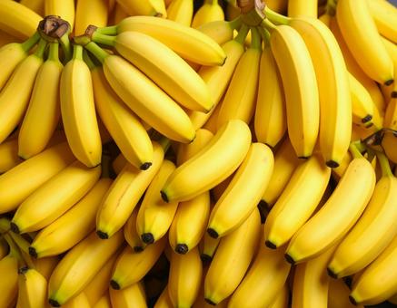 大量のバナナを敷き詰めた背景素材の写真