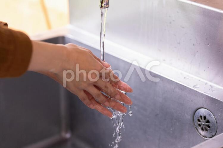 水道で手を洗う女性 水道で手を洗う女性 水道,手洗い,洗うの写真素材