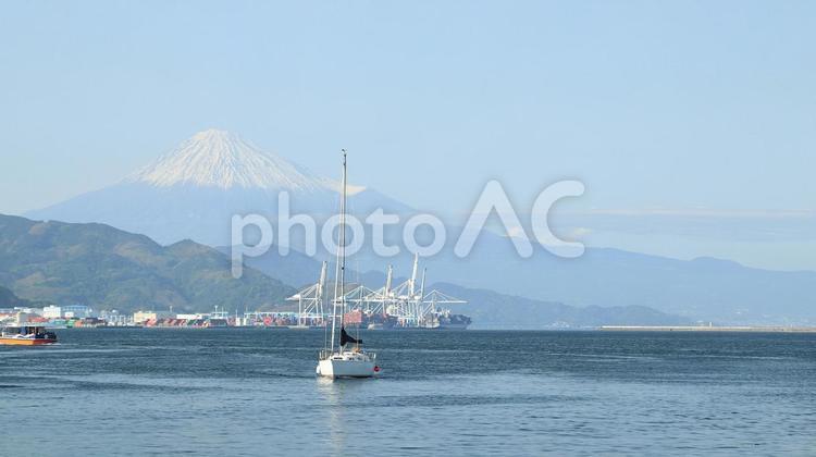 五月の清水港を航行するヨット 清水港,ヨット,初夏の写真素材