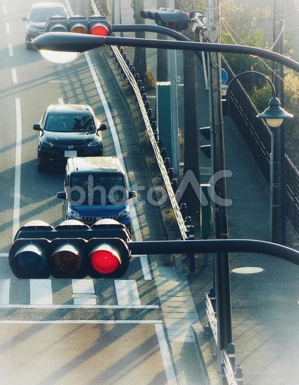赤信号で停止する車の風景 赤信号,信号,停止の写真素材