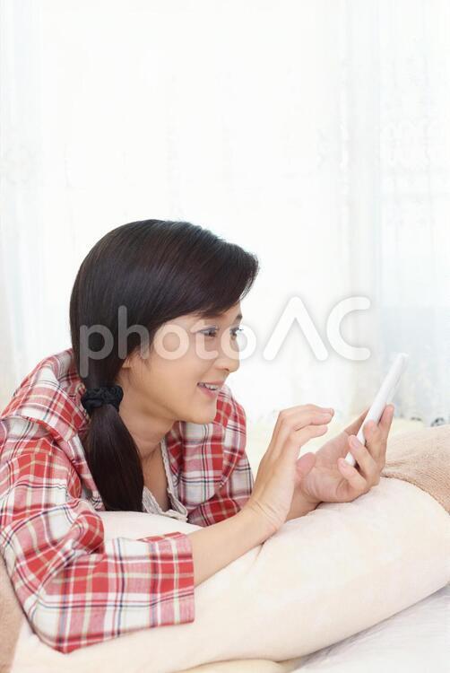 スマートフォンを持つ笑顔の女性 女性,スマートフォン,女の写真素材