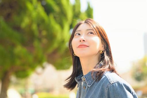 公園で微笑む女性 公園で微笑む女性 女性,人物,日光浴の写真素材