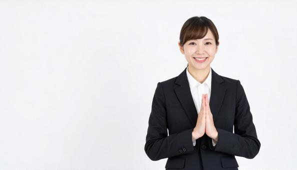 お願いしているビジネスウーマン お願いしているビジネスウーマンの写真