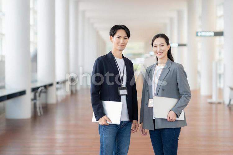 会議をする男女のビジネスマン ビジネス,エンジニア,会議の写真素材