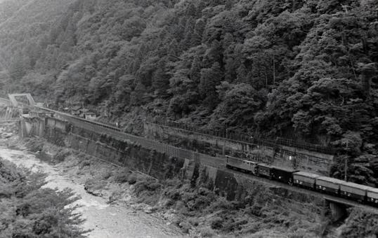 保津峡駅(旧線)を通過する貨物列車 保津峡駅(旧線)を通過する貨物列車 のりもの,鉄道写真,鉄道車両の写真素材