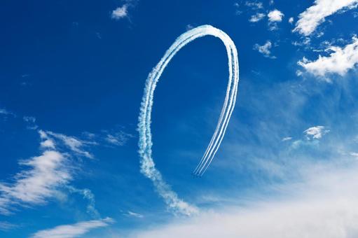 ブルーインパルス　デルタ・ループ　3の写真