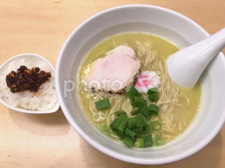 とり塩ラーメンとチョイのせ食べるラー油ごはん とり塩,鳥,鶏の写真素材
