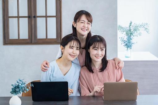 私服の女性3人 私服の女性3人 ミーティング,ビジネス,グループの写真素材