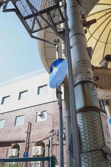 折れ曲がった道路標識 折れ曲がった道路標識の写真