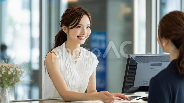受付嬢とお客 受付,女性,会話の写真素材