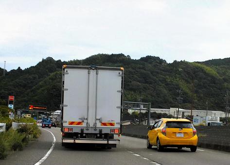 ライトオンの電子掲示板　夕方の国道一号線 トラック,運送,積載物の写真素材