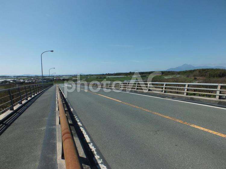 橋から見下ろす田園風景 橋,坂,道路の写真素材