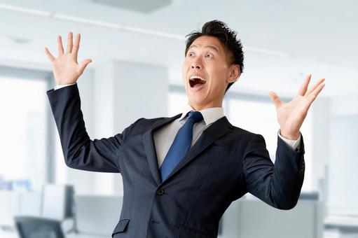 両手を広げて驚く男性ビジネスマン 男性,ビジネス,ビジネスマンの写真素材