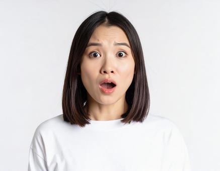 口を開けて驚愕する若い女性 口を開けて驚愕する若い女性の写真