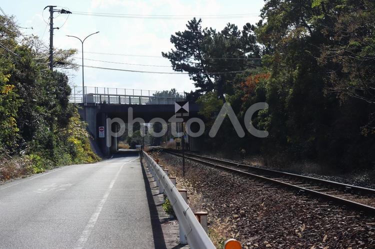 線路と道路と高架橋のある町並み 線路,道路,高架橋の写真素材