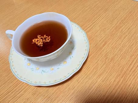 秋の香りを楽しむ金木犀ティー 秋の香りを楽しむ金木犀ティー 金木犀,紅茶,秋の香りの写真素材