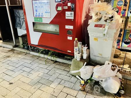 ゴミ/自販機の空き缶入れに押し込まれ ゴミ捨て,悲惨,空き缶の写真素材