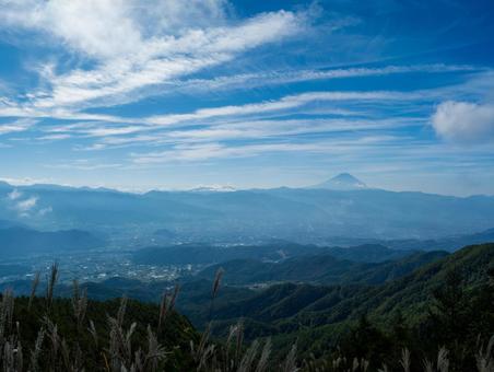 小楢山山頂からの甲府盆地と富士山 小楢山山頂からの甲府盆地と富士山の写真