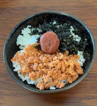 ご飯に鮭フレークとジャバンのりとしそ梅 茶碗飯,朝食,あきたこまちの写真素材
