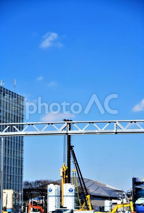 杭打ち機械と青空 コピースペース,代々木,冬の写真素材