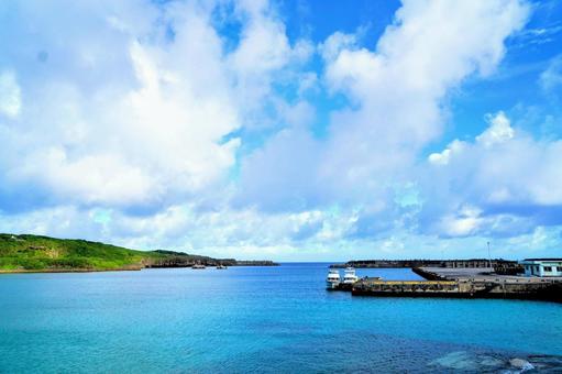 沖縄・与那国島の祖納港 沖縄・与那国島の祖納港 与那国島,祖納,祖納港の写真素材