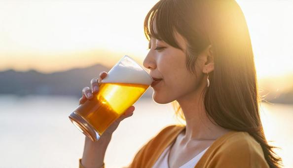 ビールを飲む若くて可愛い女性ポートレート ビールを飲む若くて可愛い女性ポートレートの写真