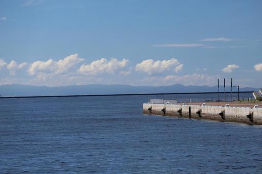 埠頭と青い海と対岸の山並みと雲と青空 埠頭,青い,海の写真素材